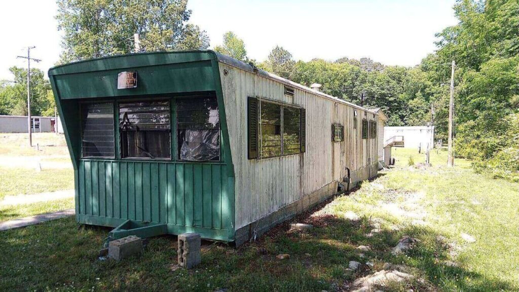 mobile-home-before-demo